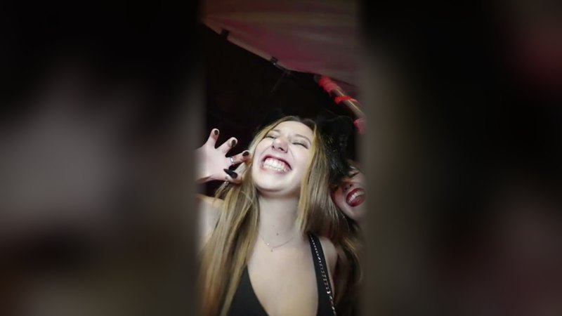 Invitées déguisées pour la soirée Blackout Halloween