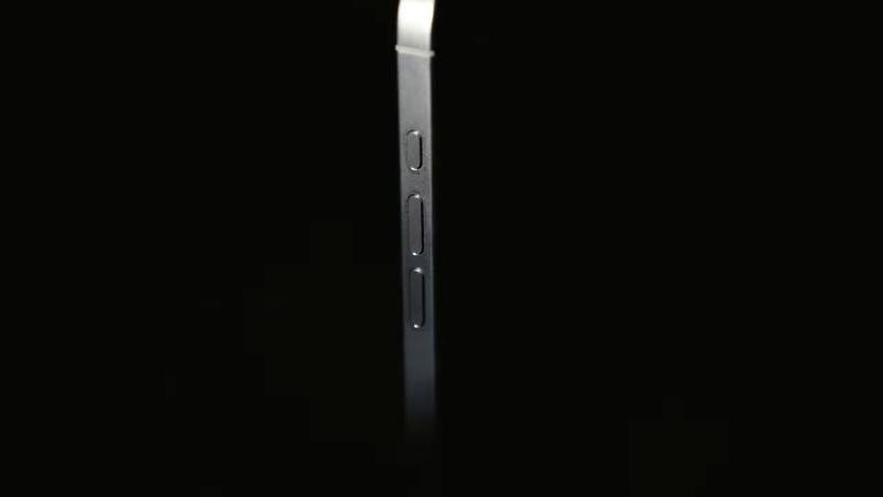 Tranche d’un smartphone éclairée sur fond noir