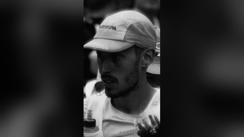 Traileur en casquette Kiprun pendant l’UTMB, portrait en noir et blanc