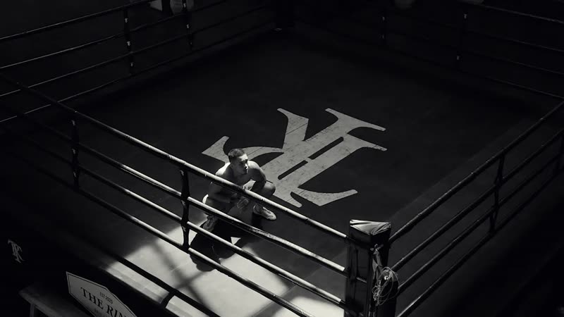 Vue plongeante du ring de The Ring à Bali, boxeur près des cordes, en noir et blanc