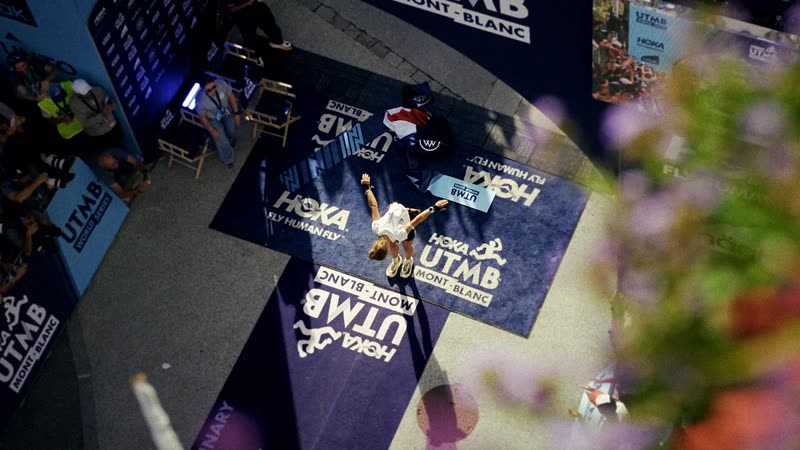 Arrivée d’un coureur sous l’arche de l’UTMB à Chamonix, vue en plongée
