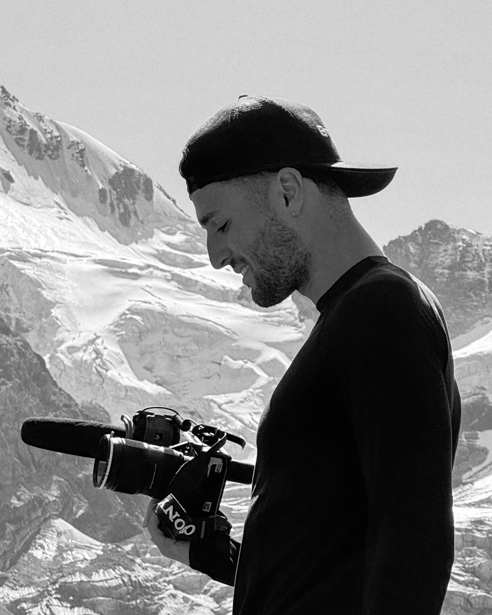 Victor Cazaubon, vidéaste freelance, caméra à la main en montagne