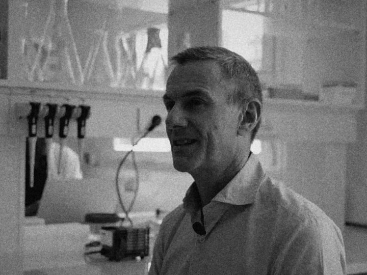 Interview d'un dirigeant dans un laboratoire, en noir et blanc