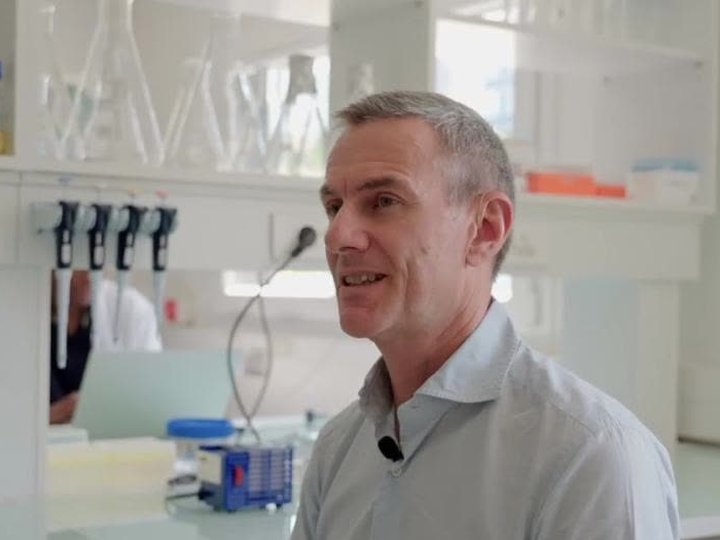 Interview d'un dirigeant dans un laboratoire