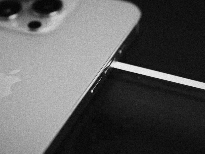 Packshot d’un smartphone éclairé par un trait de lumière sur fond noir, pour CertiDeal