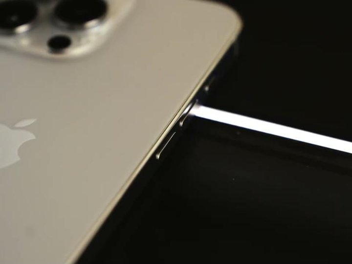 Packshot d’un smartphone éclairé par un trait de lumière sur fond noir, pour CertiDeal